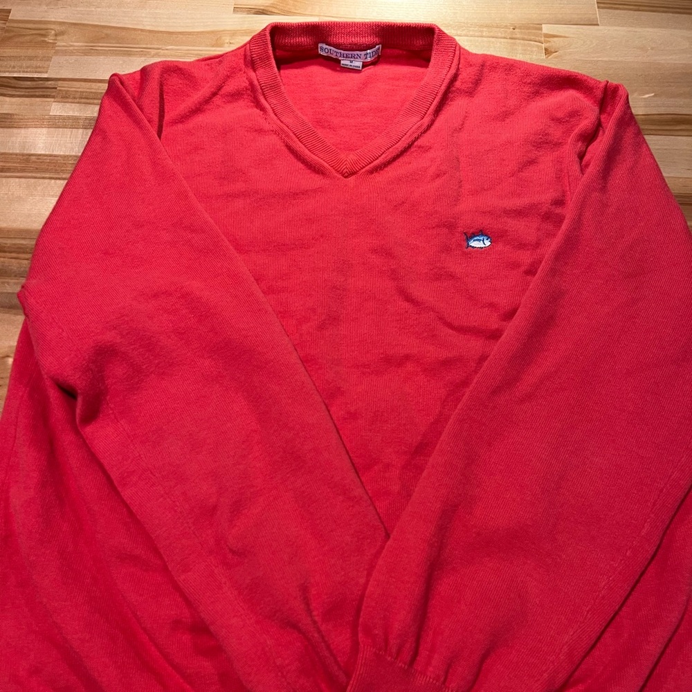 Southern Tide mens V neck magenta sweater. Size : M